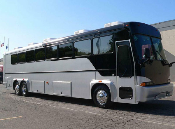 大巴租賃業(yè)務(wù)少，如何解決車找人的難題？